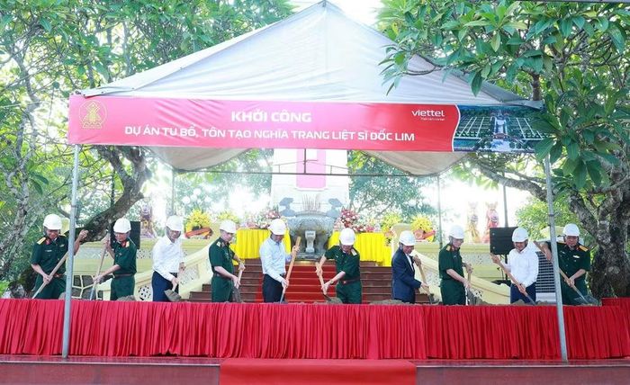 Các đại biểu thực hiện nghi thức khởi công Dự án tu bổ, tôn tạo Nghĩa trang liệt sĩ Dốc Lim. Ảnh: thainguyen.gov.vn