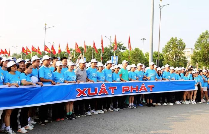 Phó Bí thư Thành ủy Bắc Ninh Trần Huy Phương cùng các đại biểu hưởng ứng chương trình. Ảnh: bacninh.gov.vn