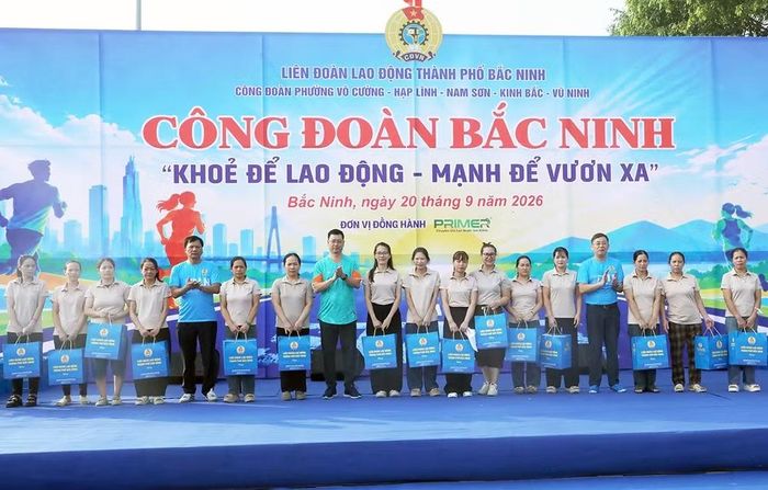 Phó Bí thư Thành ủy Bắc Ninh Trần Huy Phương tặng quà động viên công nhân, người lao động tham gia chương trình. Ảnh: bacninh.gov.vn