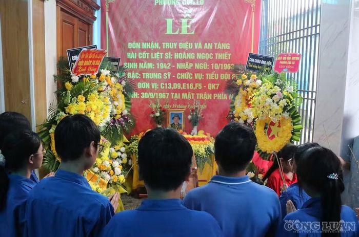Chính quyền địa phương, người thân tổ chức lễ đón liệt sĩ cách nghiêm trang. Ảnh: Kim Long