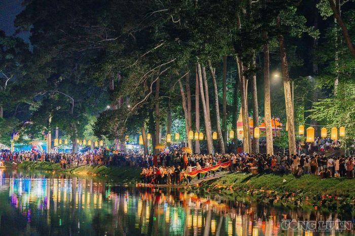 Người dân từ nhiều nơi nô nức đổ về danh thắng Ao Bà Om để trẩy hội Cúng Trăng, tự tay thả những chiếc đèn lấp lánh gửi gắm ước nguyện bình an.