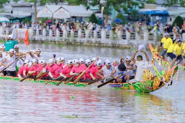 Lễ hội đua ghe ngo truyền thống của đồng bào Khmer trên địa bàn tỉnh Vĩnh Long.