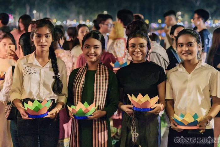 Người dân tham dự thả hoa đăng.