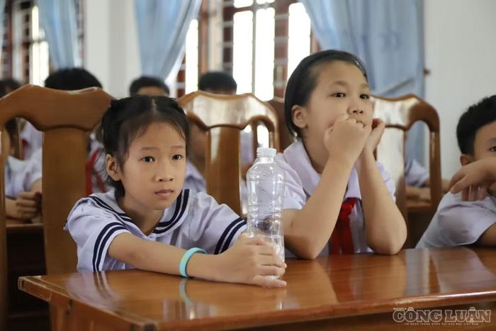 Bộ trưởng cũng cho rằng cần có chính sách đãi ngộ phù hợp để thu hút giáo viên các môn đặc thù, bởi đây là những lĩnh vực có nhiều cơ hội việc làm ngoài ngành giáo dục, khiến việc tuyển người vào trường học gặp không ít khó khăn.