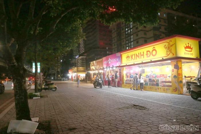 Các gian hàng bán bánh trung thu cũng được dựng lên khắp các vỉa hè nhiều tuyến phố ở Hà Nội.