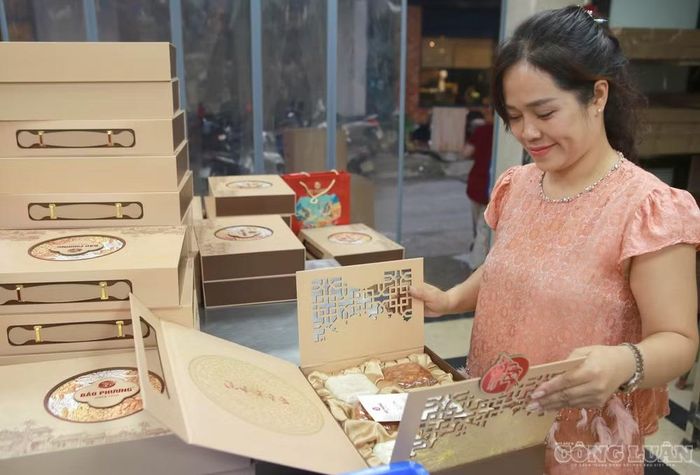 Chủ cửa hàng Bảo Phương cho biết, mức giá này được duy trì như các năm trước. Đến thời điểm hiện tại, lượng khách bắt đầu tăng và dự kiến từ nay đến ngày Trung thu, cửa hàng sẽ tiếp tục trong tình trạng đông khách.