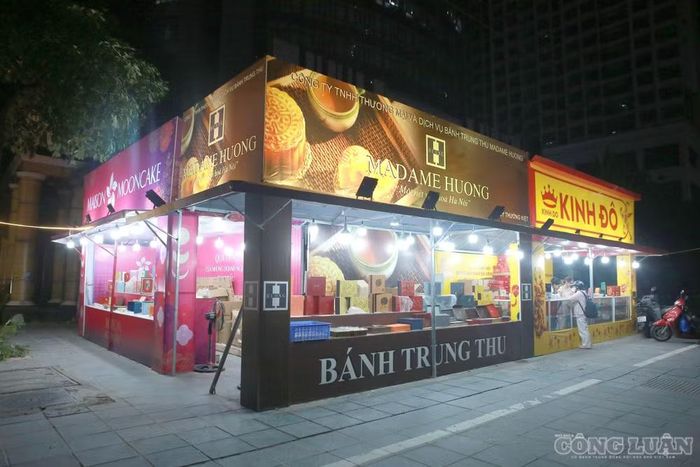 Hình ảnh các gian hàng bán bánh Trung thu vắng vẻ người mua.