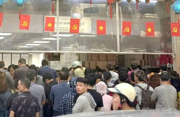 Người dân đứng xếp hàng chờ trước cửa hàng bán bánh trung thu.