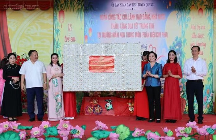 Phó Thủ tướng trao tặng ti vi cho nhà trường, góp phần bổ sung trang thiết bị phục vụ công tác chăm sóc, nuôi dưỡng và giáo dục trẻ em - Ảnh: CP