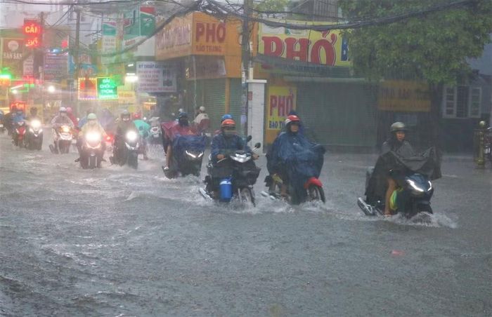 Từ chiều 21/9, khu vực Gia Lai, Đắk Lắk, Khánh Hòa, Lâm Đồng và Nam Bộ có mưa lớn. Ảnh: Anh Tú.