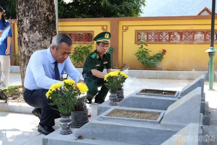 Các đại biểu tri ân tưởng niệm các Anh hùng liệt sĩ tại Nghĩa trang Liệt sĩ xã Mường Lát, tỉnh Thanh Hóa.