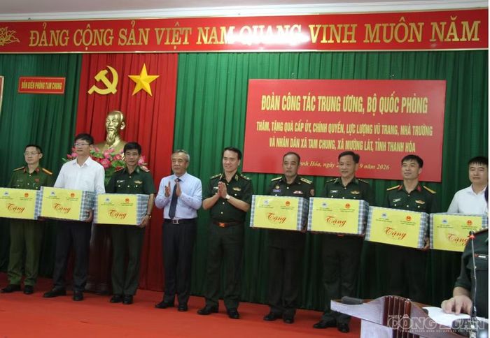 Thượng tướng Lê Đức Thái, Bí thư Tỉnh ủy Thanh Hóa và Trung tướng Vũ Trung Kiên, Tư lệnh Bộ đội Biên phòng tặng quà các Đồn biên phòng, chính quyền, nhân dân xã Tam Chung và xã Mường Lát, tỉnh Thanh Hóa.