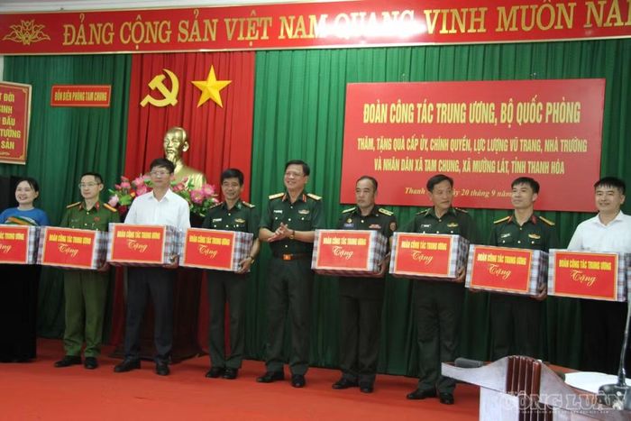 Thượng tướng Nguyễn Trường Thắng tặng quà các Đồn Biên phòng, chính quyền, nhân dân xã Tam Chung và xã Mường Lát, tỉnh Thanh Hóa.