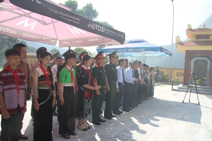 Đoàn đại biểu dâng hoa, dâng hương tưởng niệm các Anh hùng liệt sĩ tại Nghĩa trang Liệt sĩ xã Mường Lát, tỉnh Thanh Hóa.