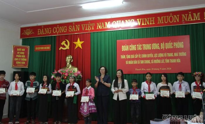 Lãnh đạo Hội đồng Dân tộc của Quốc hội và Hội Liên hiệp phụ nữ Việt Nam tặng quà cho các cháu thiếu niên, nhi đồng xã Tam Chung và Mường Lát.