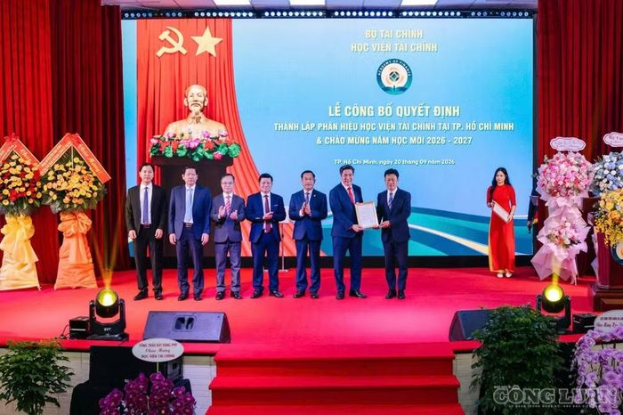 GS.TS Lê Quân, Thứ trưởng Bộ Giáo dục và Đào tạo (ngoài cùng bên phải) thực hiện nghi thức trao quyết định thành lập Phân hiệu Học viện Tài chính tại TPHCM.
