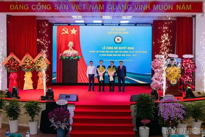 Từ trái sang: ông Phạm Đức Thắng, Vụ trưởng Vụ Tổ chức cán bộ, Bộ Tài chính; TS Phạm Minh Việt, Phó giám đốc Phân hiệu; PGS.TS Vũ Văn Ninh, Giám đốc Phân hiệu; PGS.TS Nguyễn Đào Tùng, Giám đốc Học viện Tài chính tại lễ trao quyết định thành lập Ban giám đốc Phân hiệu .