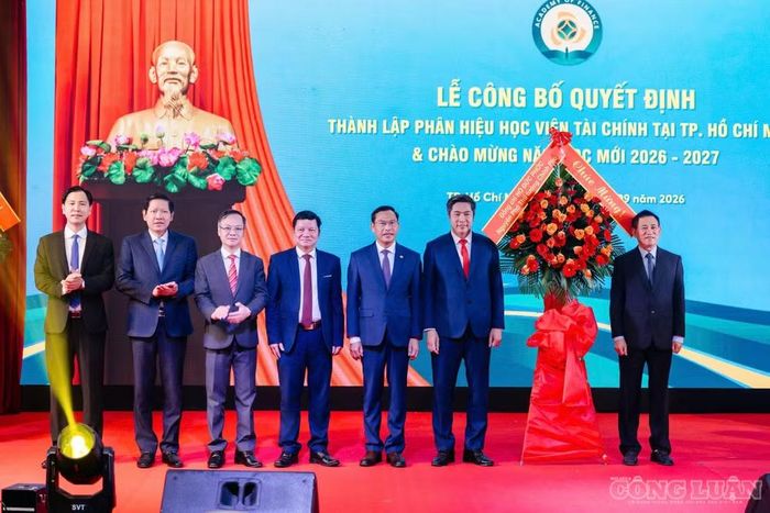 Nguyên Phó Thủ tướng Hồ Đức Phớc trao hoa chúc mừng lãnh đạo học viện.