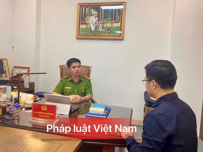 Công an phường Ô Chợ Dừa thường xuyên phối hợp với nhà trường tuyên truyền, giúp học sinh nhận diện sớm nguy cơ bị lôi kéo, biết cách từ chối và chủ động tìm kiếm sự hỗ trợ khi gặp tình huống bất thường.