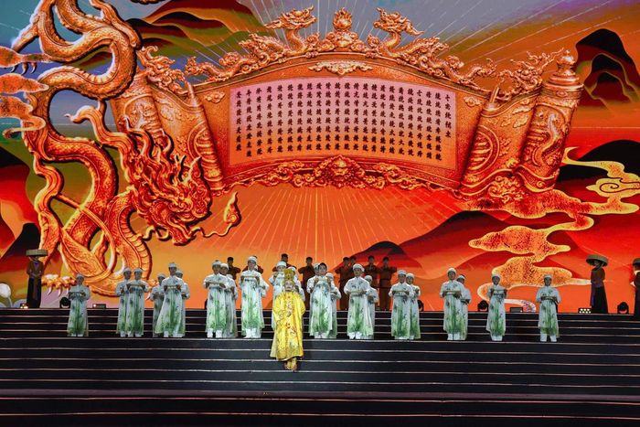 Chương trình nghệ thuật đặc biệt gồm 3 chương: “Kinh Bắc - Giao điểm hội tụ”, “Bắc Ninh - Vươn cao thời đại” và “Bắc Ninh - Hòa nhịp cùng đất nước”. Với hình tượng chủ đạo “Cánh cửa thời đại”, thể hiện sự chuyển tiếp từ quá khứ đến hiện tại và tương lai, đồng thời phản ánh quá trình phát triển của Bắc Ninh từ một tỉnh công nghiệp năng động trở thành thành phố trực thuộc Trung ương.