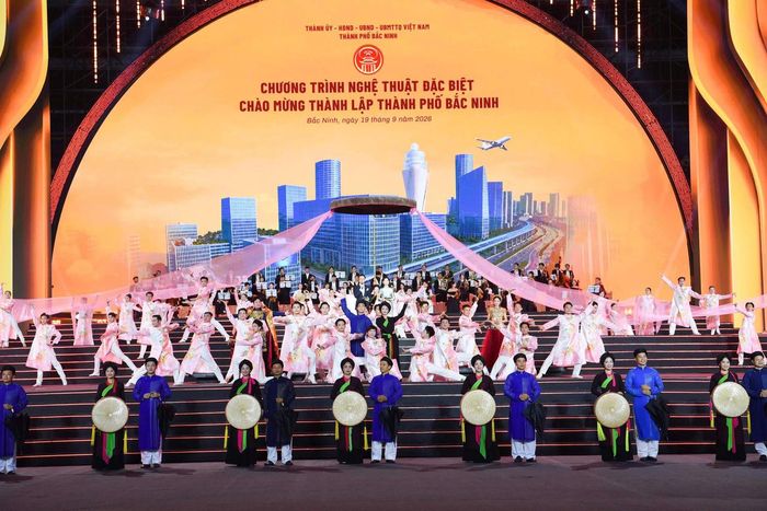 Thành ủy, Hội đồng nhân dân, Ủy ban nhân dân, Ủy ban Mặt trận Tổ quốc Việt Nam thành phố Bắc Ninh tổ chức Chương trình nghệ thuật đặc biệt chào mừng thành lập thành phố Bắc Ninh và đón nhận Huân chương Lao động hạng Nhất với chủ đề “Mạch nguồn Kinh Bắc – Vươn cao thời đại”. (Ảnh NH)