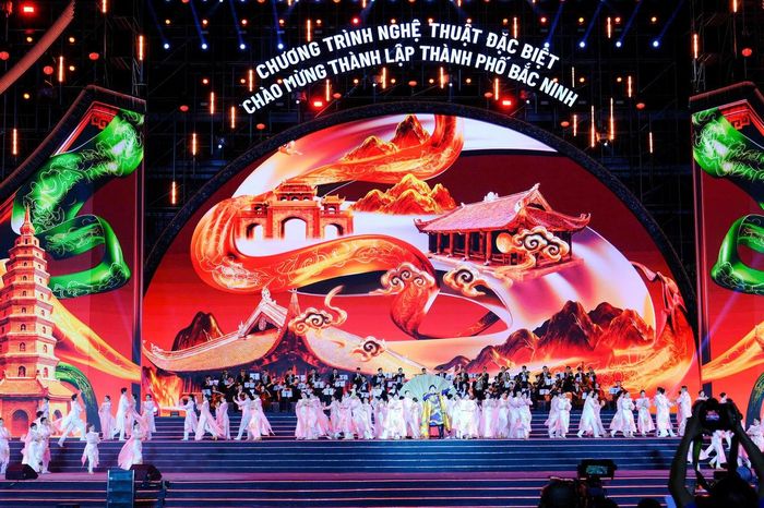 Chương trình nghệ thuật đặc biệt gồm 3 chương: “Kinh Bắc - Giao điểm hội tụ”, “Bắc Ninh - Vươn cao thời đại” và “Bắc Ninh - Hòa nhịp cùng đất nước”. Với hình tượng chủ đạo “Cánh cửa thời đại”, thể hiện sự chuyển tiếp từ quá khứ đến hiện tại và tương lai, đồng thời phản ánh quá trình phát triển của Bắc Ninh từ một tỉnh công nghiệp năng động trở thành thành phố trực thuộc Trung ương. (Ảnh NH)