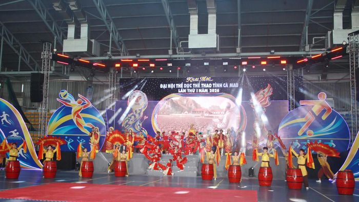 Tiết mục văn nghệ khai từ “Trống hội, cờ hội, Lân sư rồng – Hồn thiêng Đất Việt” do tốp ca múa biểu diễn, chào mừng Đại hội (Ảnh: T.N).