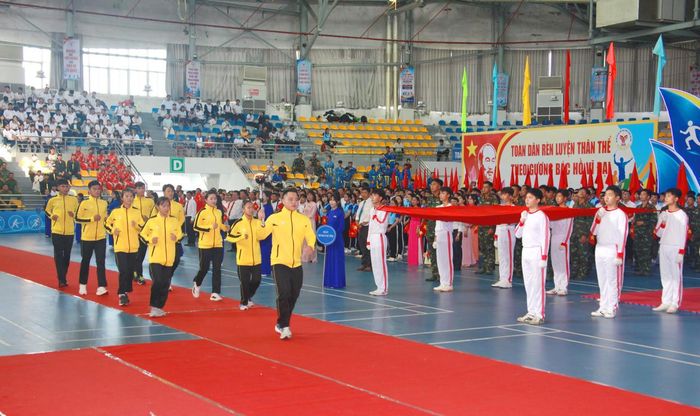 VĐV Nguyễn Quốc Toàn dẫn đầu đoàn rước đuốc của Đội Cử tạ Việt Nam; từng giành HCV SEA Games, 3 HCV trẻ châu Á, 3 HCV Đại hội Thể thao toàn quốc lần thứ IX (2022) và nhiều HCV quốc gia...(Ảnh: T.N).