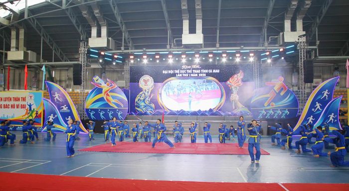 Câu lạc bộ Vovinam đồng diễn với các tiết mục trên nền nhạc “Nòi Giống Tiên Rồng - Lời thề Sông Núi” (Ảnh: T.N).