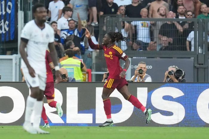 Koné ăn mừng bàn mở tỷ số cho Roma trước nhà đương kim vô địch Inter.