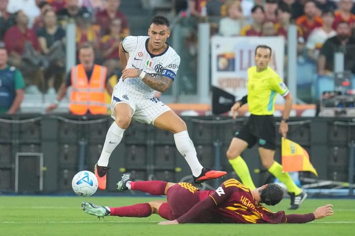 Nhờ cú đúp của Lautaro Martinez (áo trắng), Inter đã thoát thua Roma và bảo toàn thành tích bất bại ở Serie A mùa này.