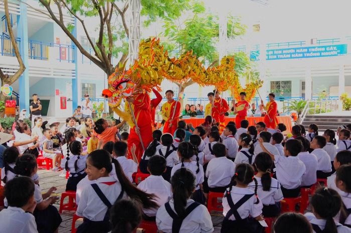 Các em thiếu nhi thích thú với màn múa Lân - Sư - Rồng tại chương trình. Ảnh: BĐBP TPHCM