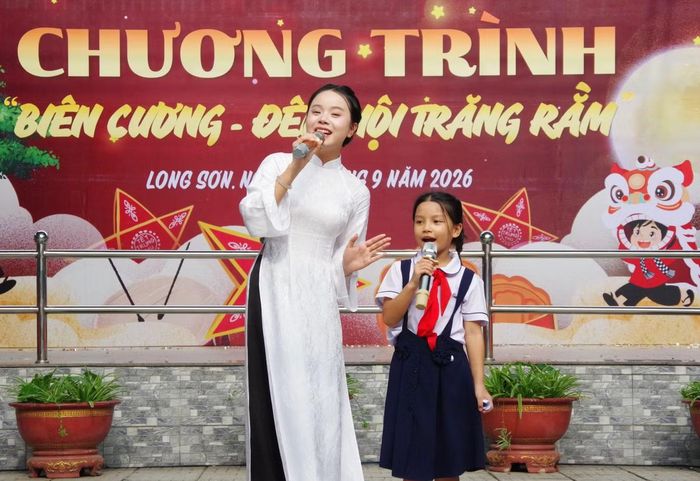 Một tiết mục giao lưu văn nghệ của Trường Cao đẳng Văn hoá nghệ thuật TPHCM với các em thiếu nhi.