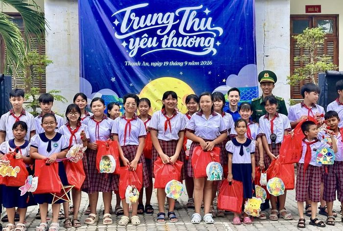 Các em thiếu nhi đón nhận những phần quà động viên dịp Trung thu.