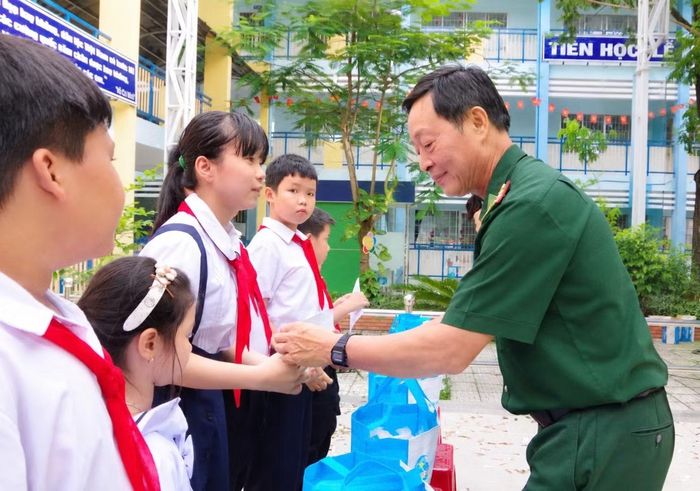 Đại tá Nguyễn Văn Tiến trao tặng quà Trung thu cho các em thiếu nhi.