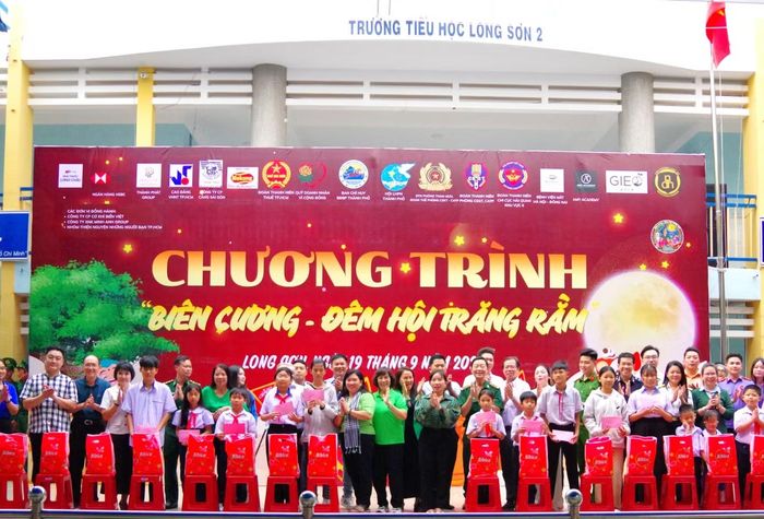 Dịp này, Ban tổ chức đã trao tặng 300 suất quà cho các cháu thiếu nhi, học sinh khó khăn trong chương trình “Nâng bước em tới trường - Con nuôi Đồn Biên phòng”.