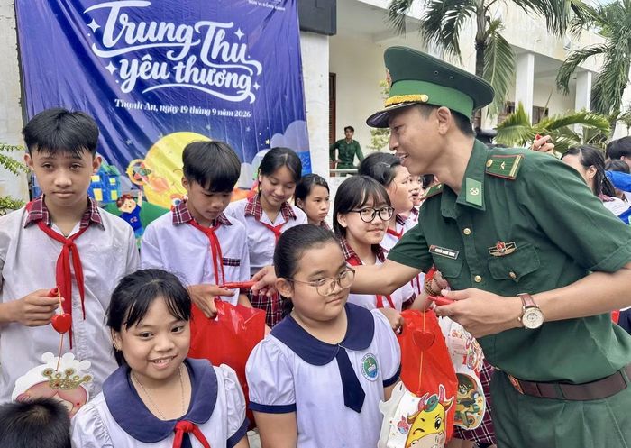Chiến sĩ Biên phòng gửi tặng những phần quà ý nghĩa đến các em thiếu nhi xã đảo. Ảnh: BĐBP