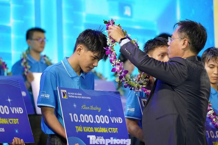 Những suất học bổng tiếp sức thủ khoa, tân sinh viên có hoàn cảnh khó khăn.