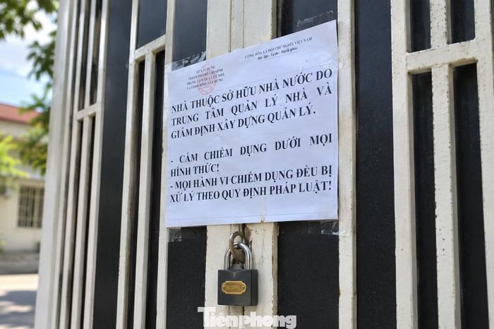 Trên nhiều cánh cửa xuất hiện giấy niêm phong hoặc thông báo căn hộ thuộc sở hữu nhà nước, nghiêm cấm hành vi chiếm dụng. Một số cầu thang dẫn lên các tầng trên cũng được khóa khi phần lớn cư dân đã chuyển đi.