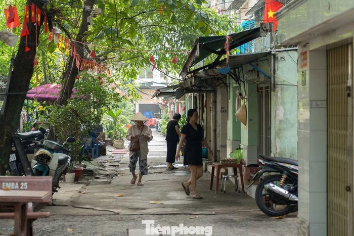 Dọc các lối đi giữa những dãy chung cư, chỉ còn lác đác người qua lại. Phần lớn căn hộ đã đóng cửa sau khi người dân hoàn tất di dời và bàn giao nhà.