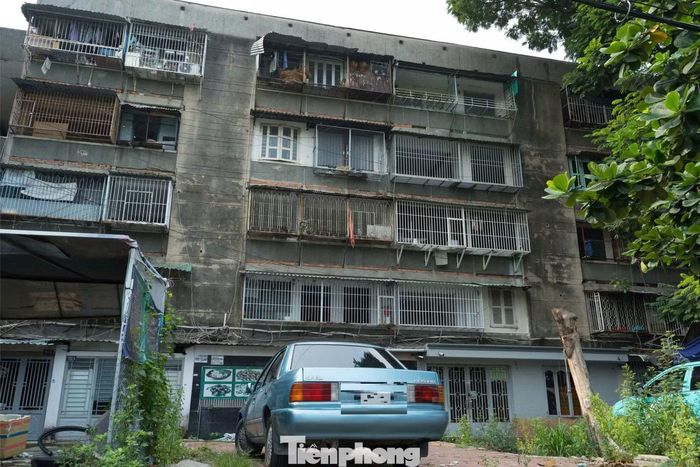 Sau nhiều thập niên sử dụng, các khối chung cư xuống cấp, tiềm ẩn nguy cơ mất an toàn. Năm 2017, UBND TPHCM giao Công ty cổ phần phát triển nhà Thanh Đa làm chủ đầu tư dự án xây dựng cụm 8 chung cư cũ lô số, với quy mô khoảng 73.211 m². Tuy nhiên, dự án kéo dài nhiều năm do gặp các vướng mắc trong quá trình triển khai. Đến tháng 6/2025, phương án bồi thường, tái định cư mới được phê duyệt.