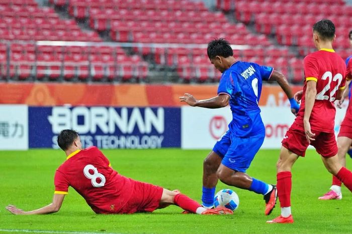 U23 Thái Lan (áo xanh) đã có màn ngược dòng kịch tính để đánh bại U23 Kyrgyzstan ở trận ra quân.
