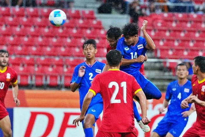 U23 Thái Lan (áo xanh) đang cho thấy bản lĩnh đáng nể.