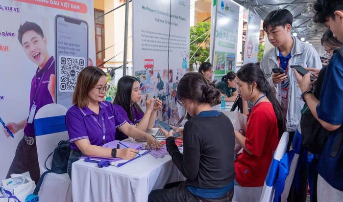 Sinh viên tham gia ứng tuyển việc làm tại các công ty.