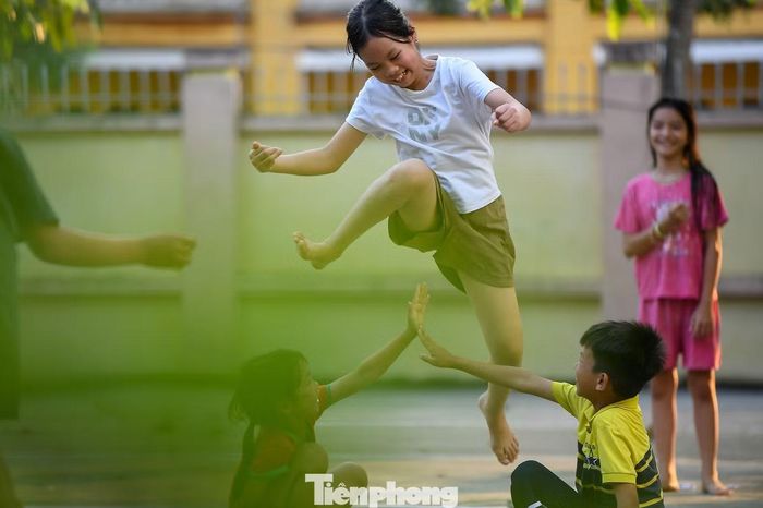 Nghỉ học vì lũ, khoảng sân trường trở thành nơi vui chơi của trẻ nhỏ với những trò chơi quen thuộc.