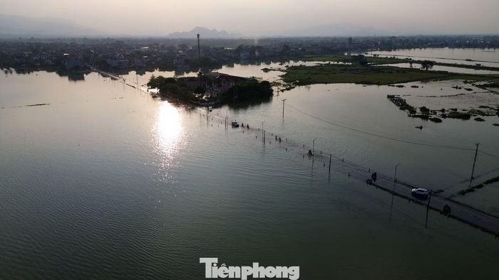 Theo thống kê của xã Trần Phú, tính đến 17h ngày 19/9, 8.240 người bị ảnh hưởng bởi lũ; hơn 1.600 hộ bị ảnh hưởng, trong đó 279 hộ với 613 người phải di dời đến các địa điểm an toàn.
