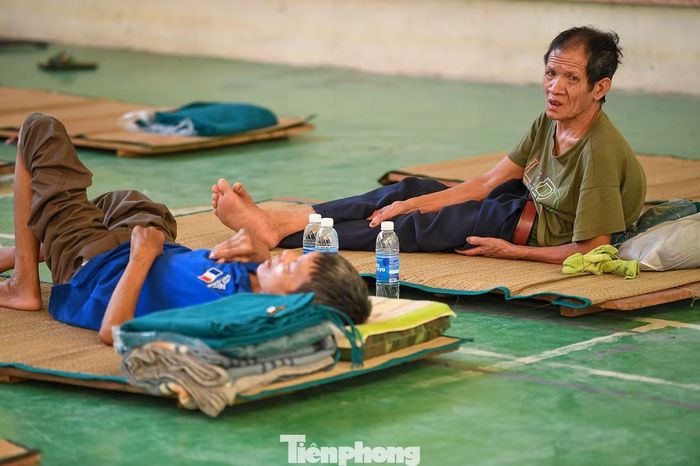 Hành trang chạy lũ chỉ vỏn vẹn vài bộ quần áo cho ít ngày tá túc. Giữa chỗ nghỉ tạm bợ, người dân vẫn đau đáu trông tin nhà.