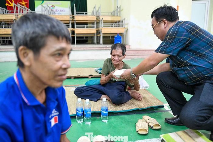 Có mặt tại điểm sơ tán, Ông Trần Trọng Phú, Chủ tịch Ủy ban MTTQ xã Trần Phú cho biết, địa phương ưu tiên bảo đảm an toàn, bố trí chỗ ăn nghỉ và nhu yếu phẩm cho người dân trong thời gian tránh lũ.