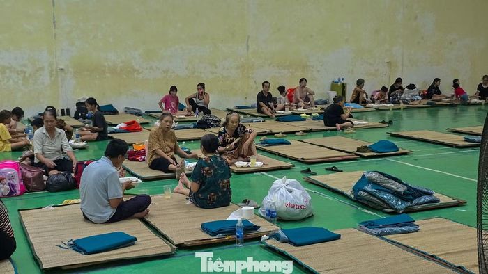 Để đảm bảo an toàn, chính quyền xã Trần Phú tổ chức sơ tán người dân tại các khu vực bị ảnh hưởng bởi lũ. Hơn 50 người già và trẻ nhỏ thôn Khôn Duy được bố trí tạm trú tại nhà đa năng Trường THCS Trần Phú B.
