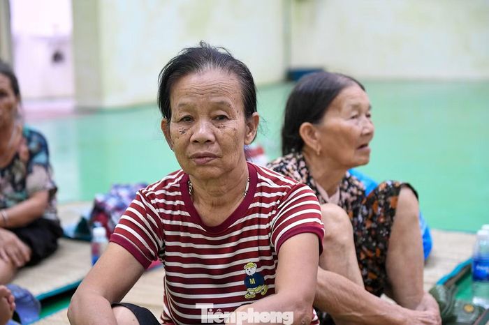 Tại điểm tránh trú, câu chuyện của những người cao tuổi chủ yếu xoay quanh mực nước sông, nhà cửa, ruộng vườn và vật nuôi trong vùng ngập.
